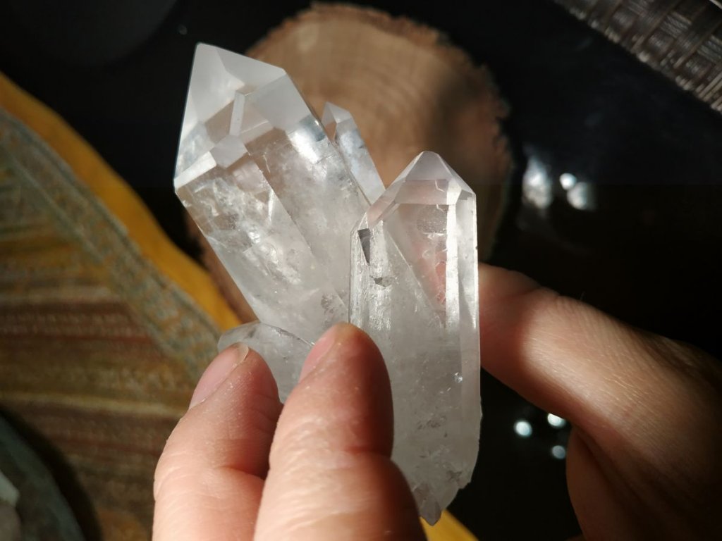 Křistál /Crystal/Bergkristall  s 3 maly křistál/Rodina/Family 7cm