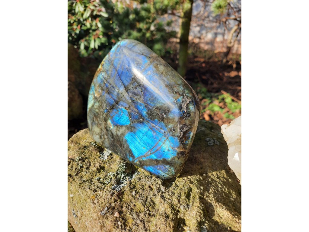 Labradorite Leštěni velchoobchod baleni 5 kg 3-5 ks