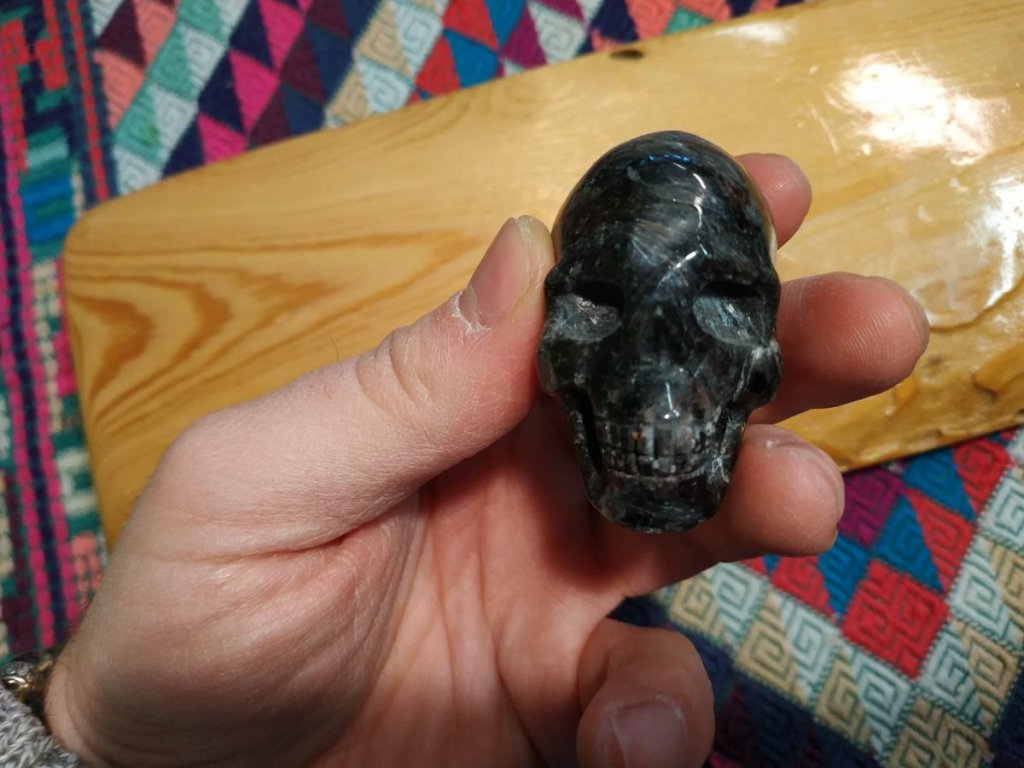 Lebka,Skull,Schädel ,Arfvedsonite,maly,small one