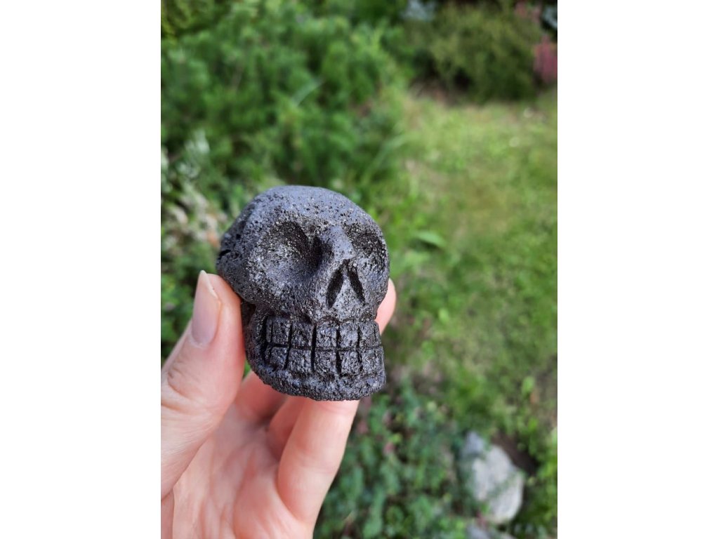 Skull Lava polished 6 cm