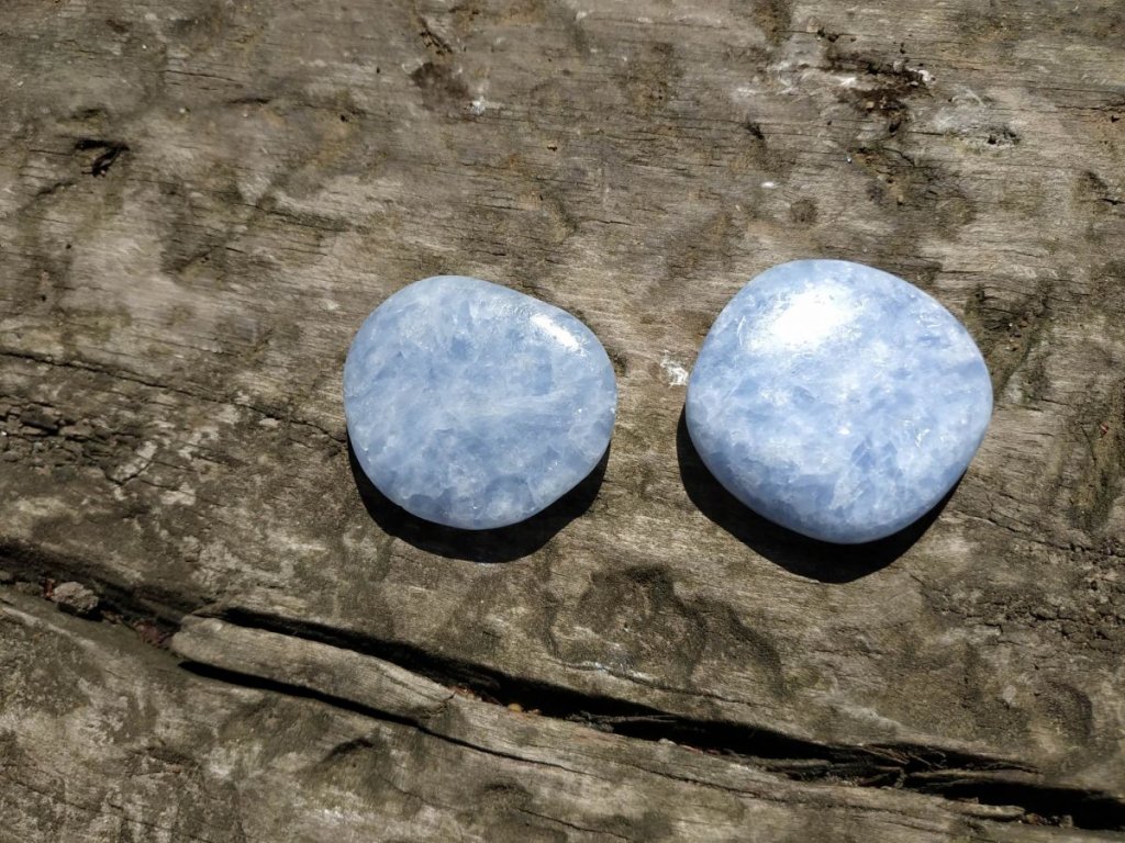 Modry kalcit plochy/Flat Blue calcite/Handschmeilcherstein Blaues Calcite 4cm