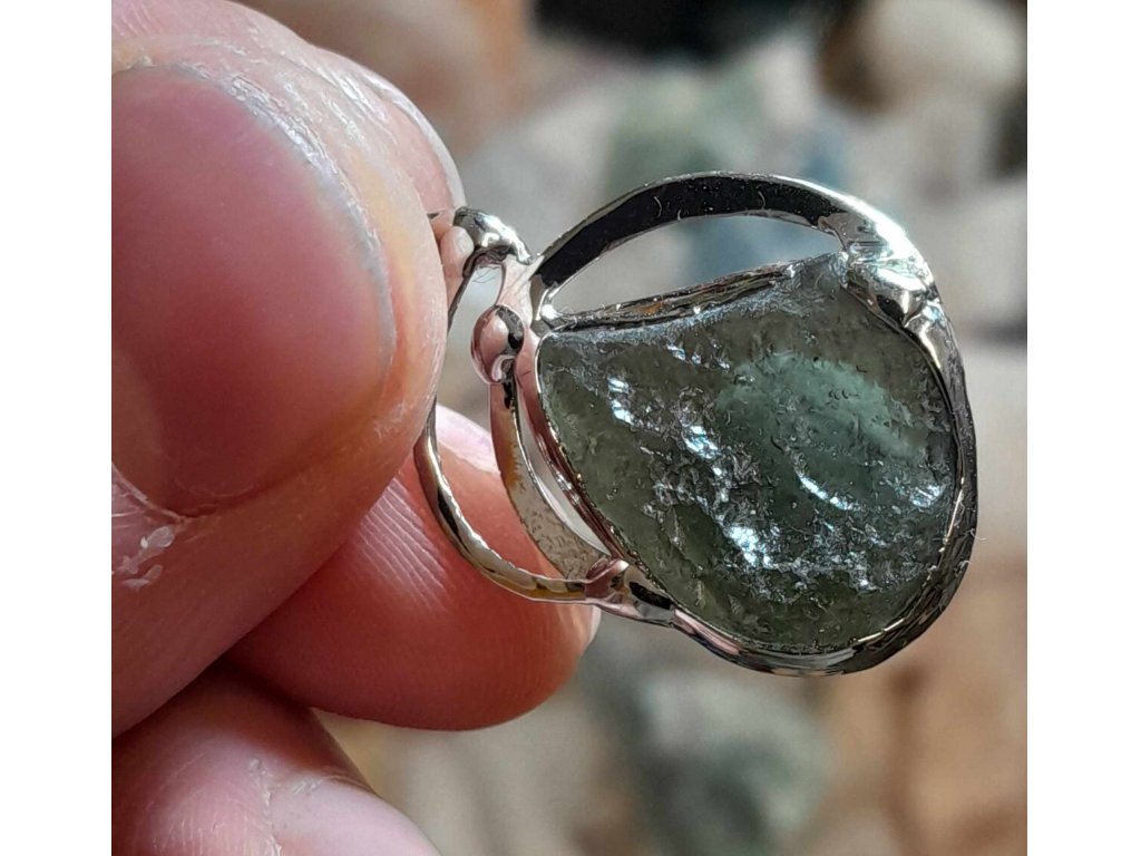 Moldavite/Vltavín přívěšek bily železo 3,5cm