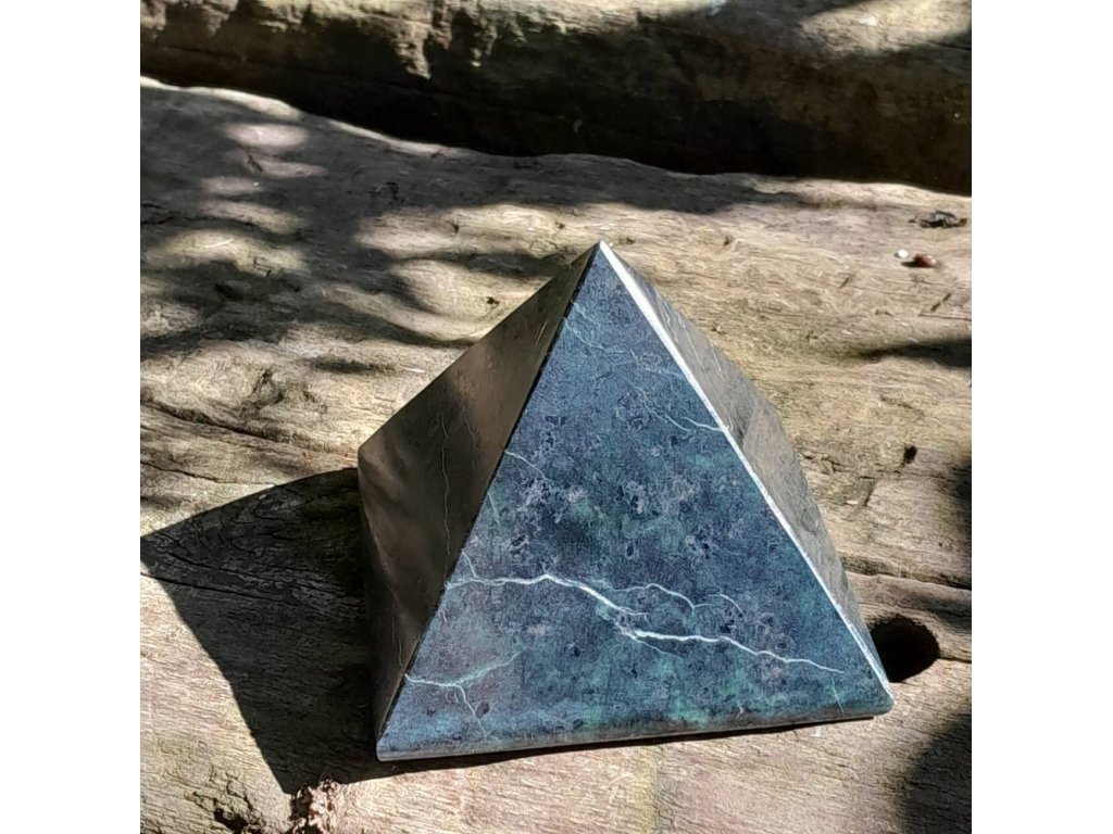 Nefrite mit Serpentine Pyramida/Pyramid 6cm