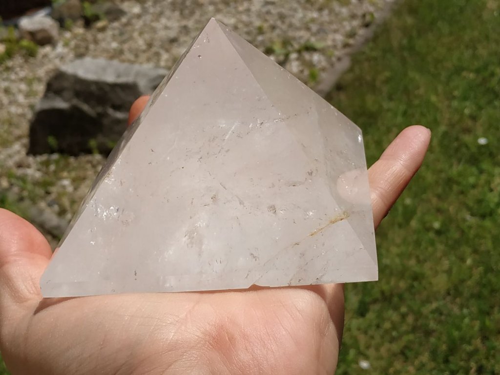 Pyramida z pravého křišťálu /Crystal Pyramid/Bergkristal Pyramid XL 10cm mlečeny/milky/Milchig