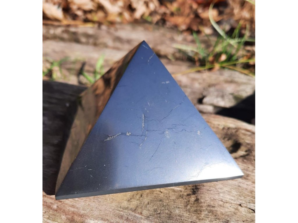 Šungitová pyramida leštěná 10cm