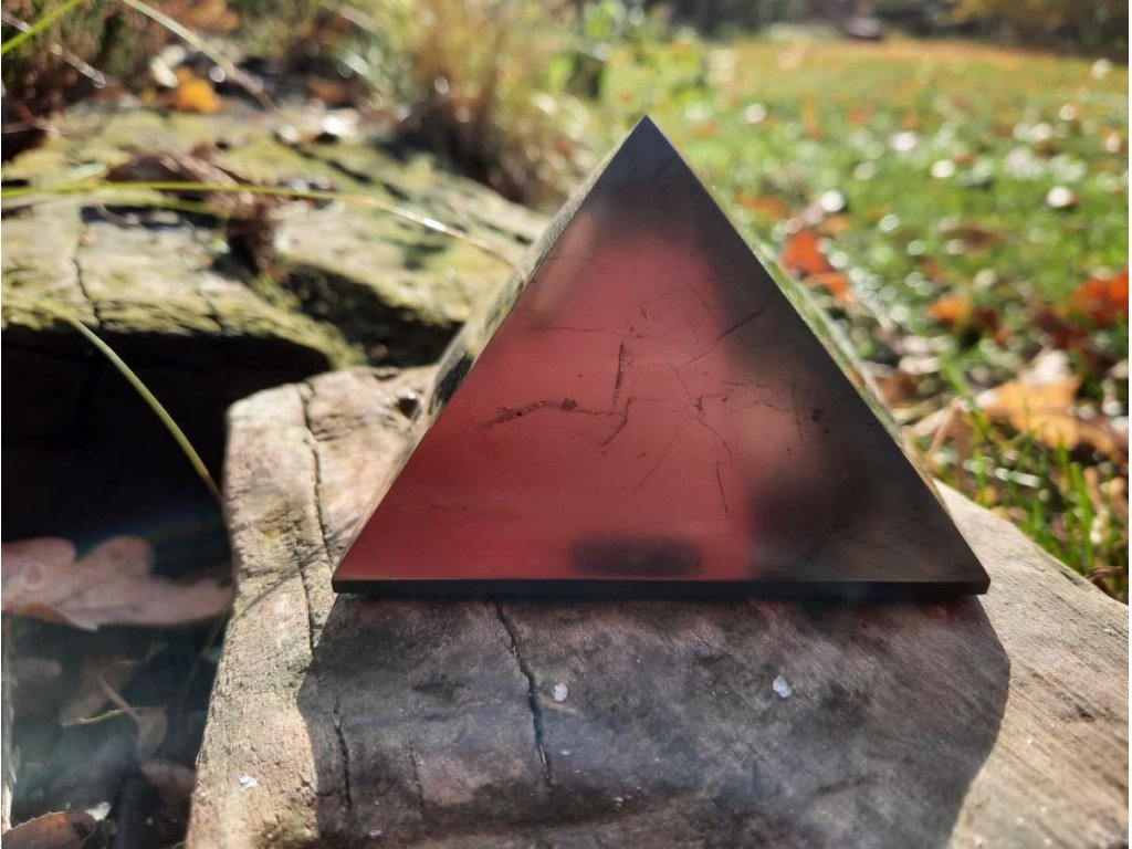 Šungitová pyramida leštěná 8cm