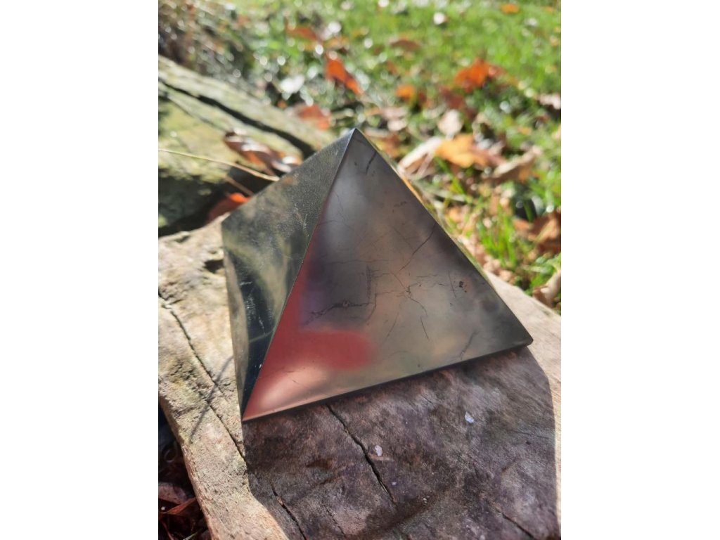 Šungitová pyramida leštěná,Pyramid Schungite, 8cm