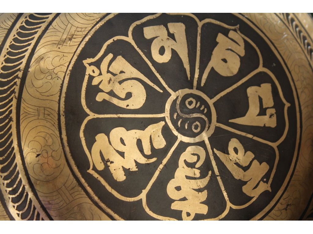 Tibetská mísa černy Ah Hum Vajra Guru Mantra 25cm