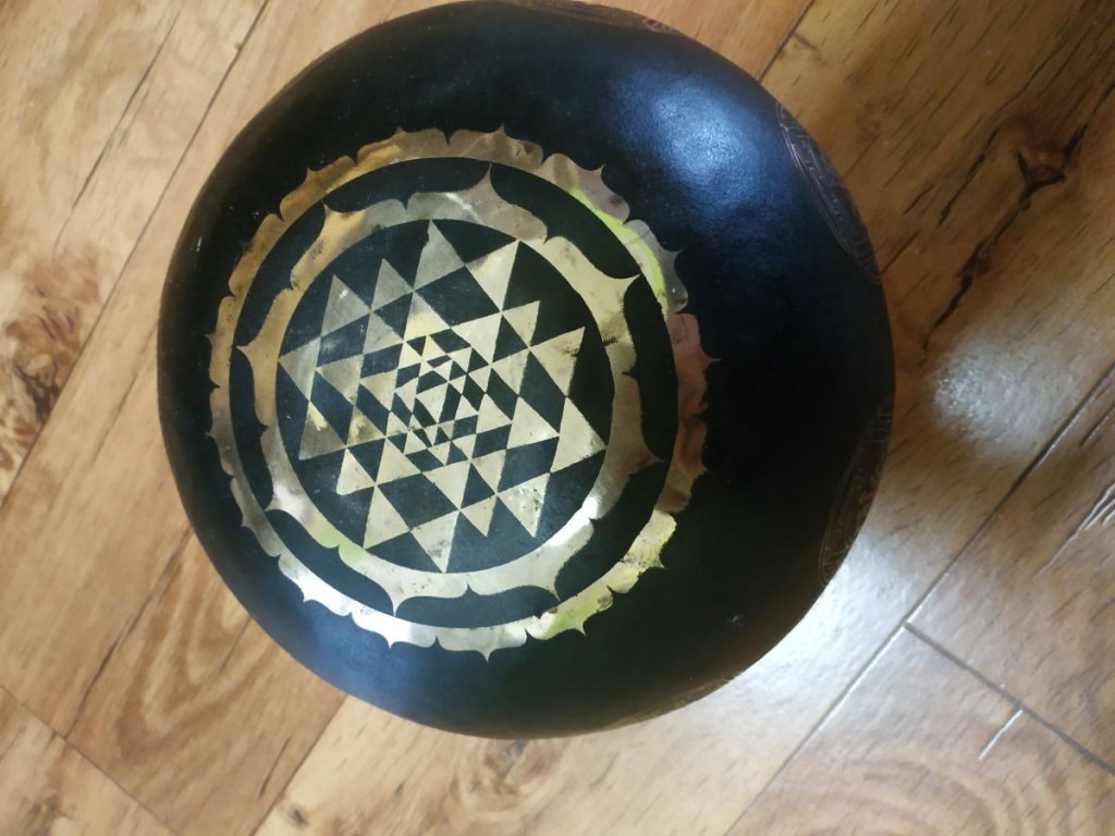 Tibetsky misa/Singing Bowl/Klangschalen Sri Yantra 22,5cm