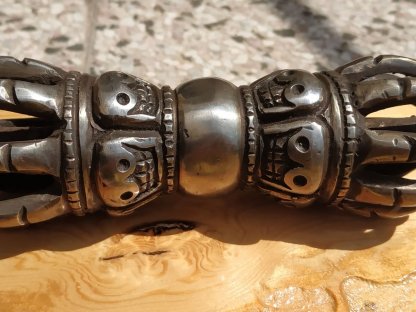 Dorjee /Vajra schamanisch mit Schädel 17 cm