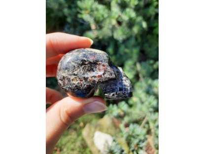 Lebka/Skull/Schädel Nuummite//Numit s Granat 6cm 2