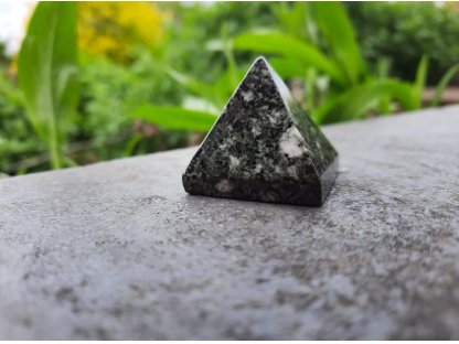 Pyramid Preseli Blue stone /Stonehenge/ Dolerite spotted 2,5cm 2