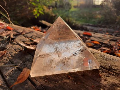 Crystal Pyramid/Bergkristal Pyramid  9-10cm clear