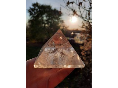 Crystal Pyramid/Bergkristal Pyramid  9-10cm clear