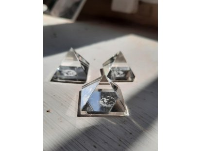 Berg Kristlall Pyramid 2,5 cm extra 100% klares 2