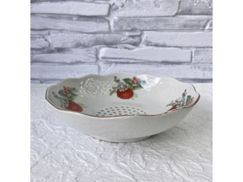 Porcelánová mistička / cedník. 5 x 19 cm.