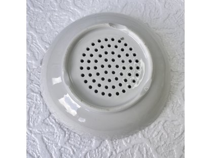 Porcelánová mistička / cedník. 5 x 19 cm.