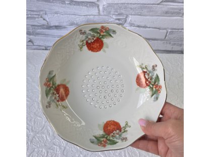 Porcelánová mistička / cedník. 5 x 19 cm.