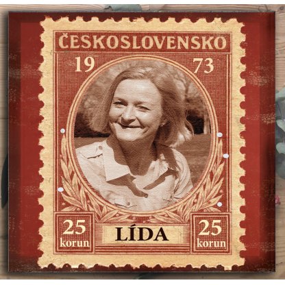 Známka s fotkou ženy k narozeninám