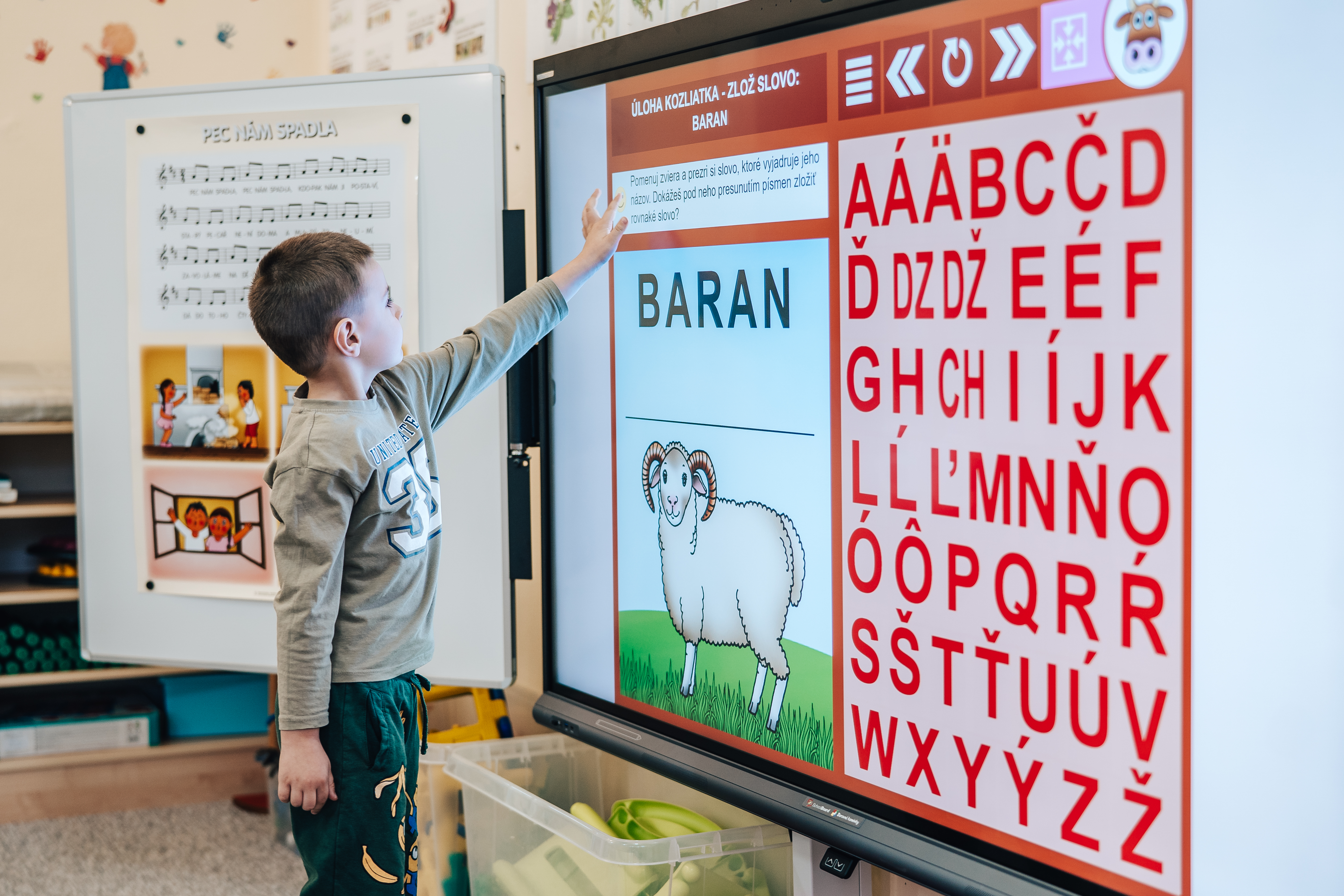 Vzdelávacie technológie <br> <span class="h-line-2">Interaktivne tabule pre školy</span>