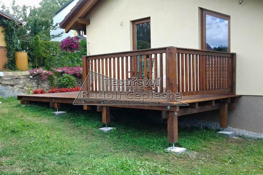 Realizace zakázkové dřevěné terasové podlahy u rodinného domu, Holýšov