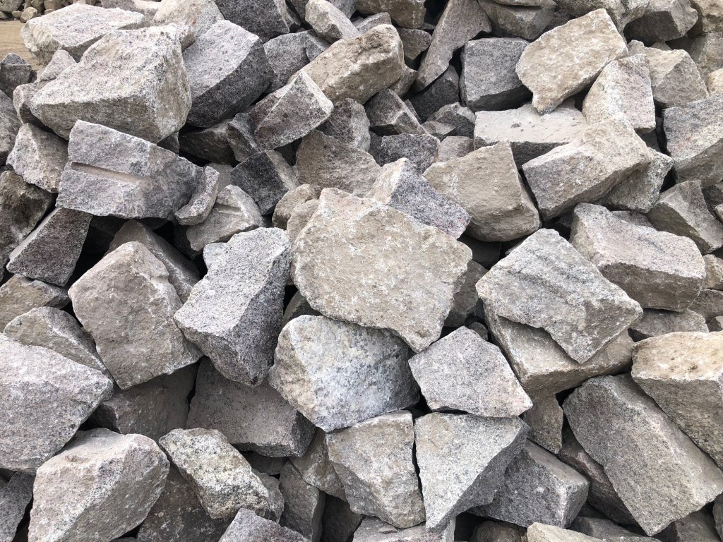 Soklový kámen tříděný