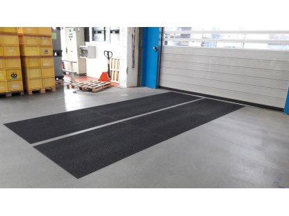 Čierna textilná extra odolná čistiaca vstupná rohož pre vysokozdvižné vozíky FLOMA Lift Truck - 115 x 170 x 0,63 cm