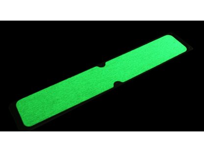 Hliníkový fotoluminiscenčný protišmykový nášľap na schody FLOMA Glow in the Dark Bolt Down Plate - 63,5 x 11,5 cm a hrúbka 1,6 mm