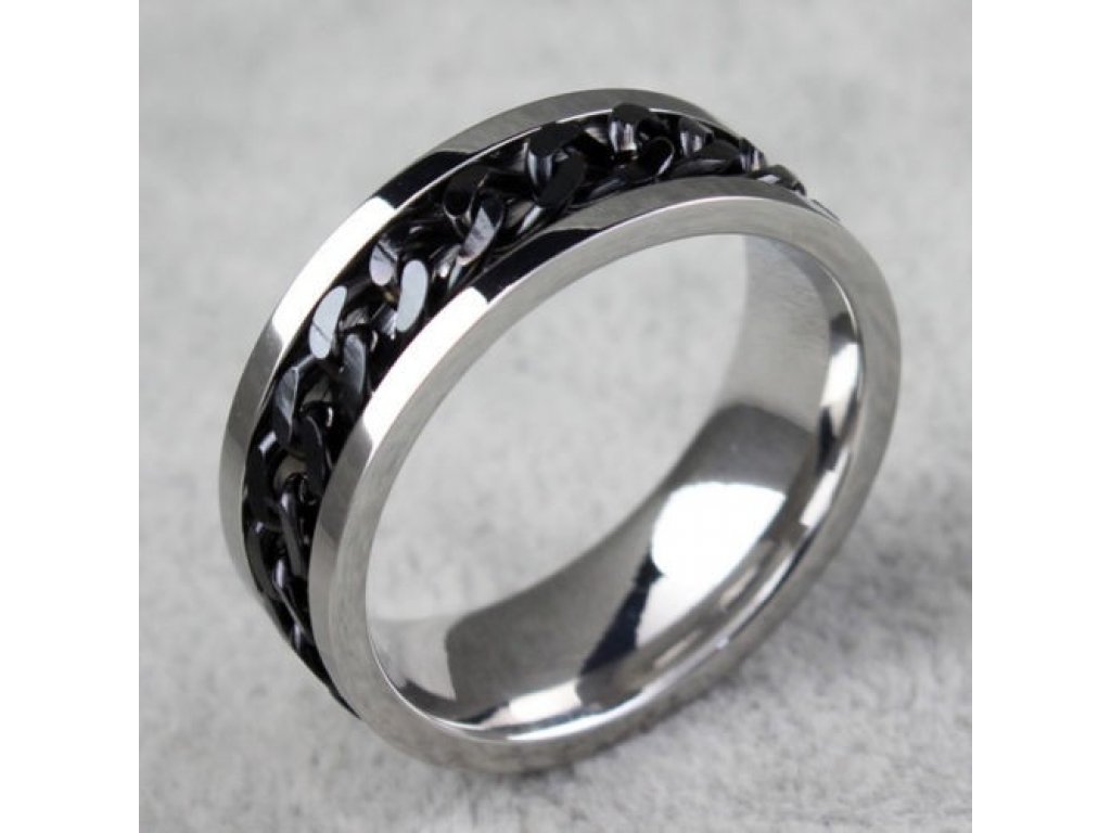 Prsten s černým řetízkem