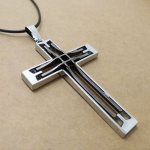 Křížek - stříbrno-tmavé barvy