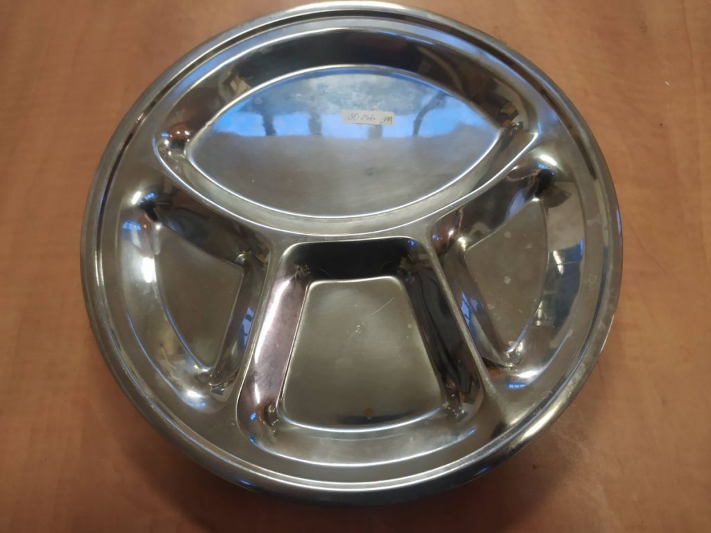 Dělený talíř kovový