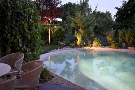 Zahradní osvětlení promění okolí vašeho bazénu v dechberoucí wellness oázu