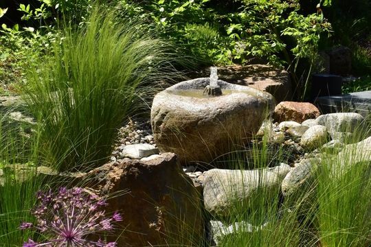 Objevte kouzlo zahradní fontány s přírodním kamenem
