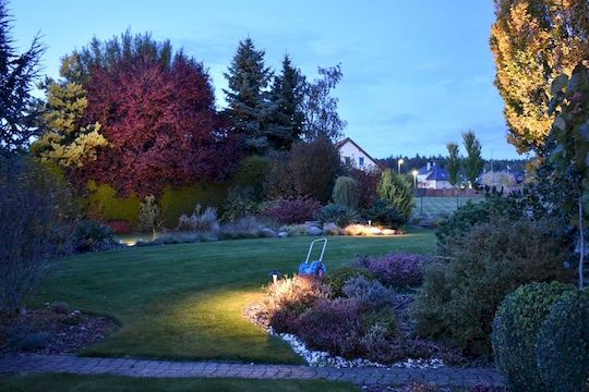 Tip na světelný efekt: osvětlené pozadí v zahradě