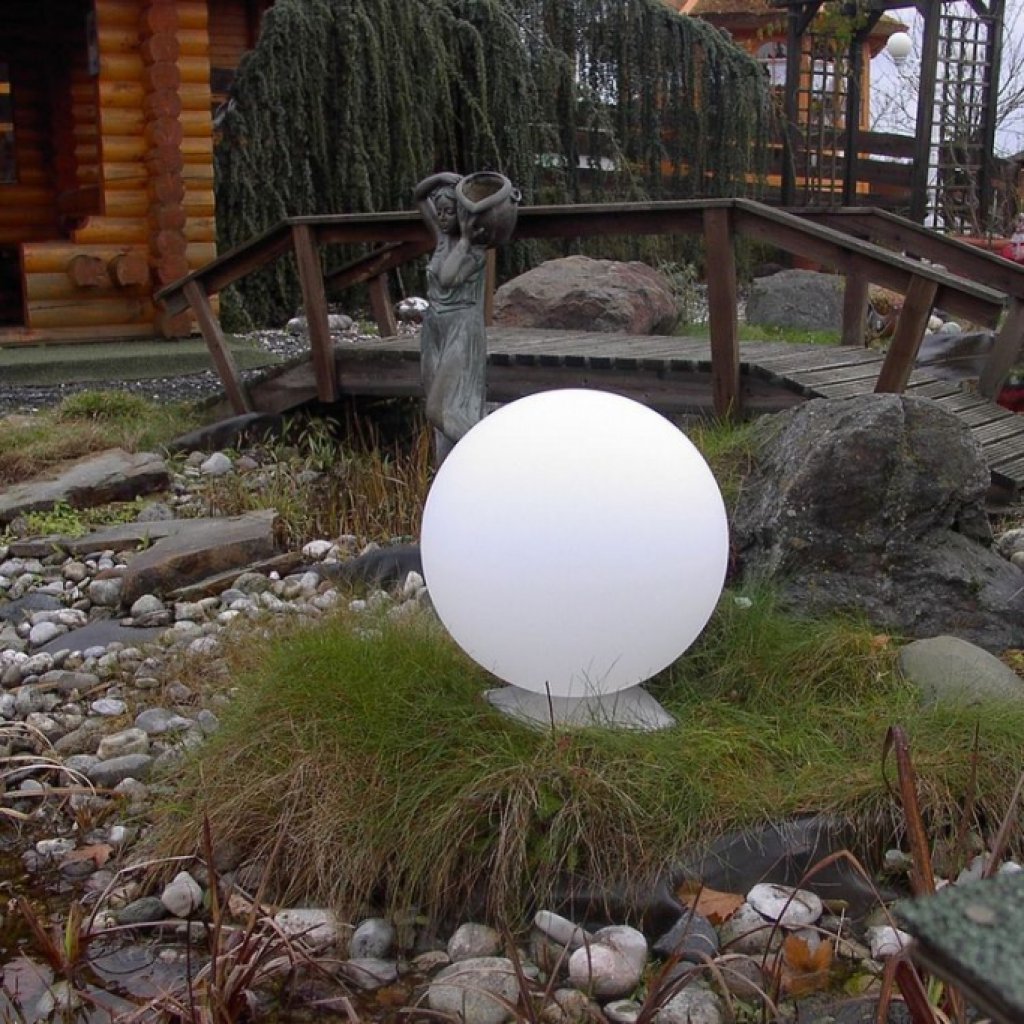 Epstein Snowball 30 cm s nerezovým podstavcem, venkovní svítidlo ve tvaru bílé koule, E27