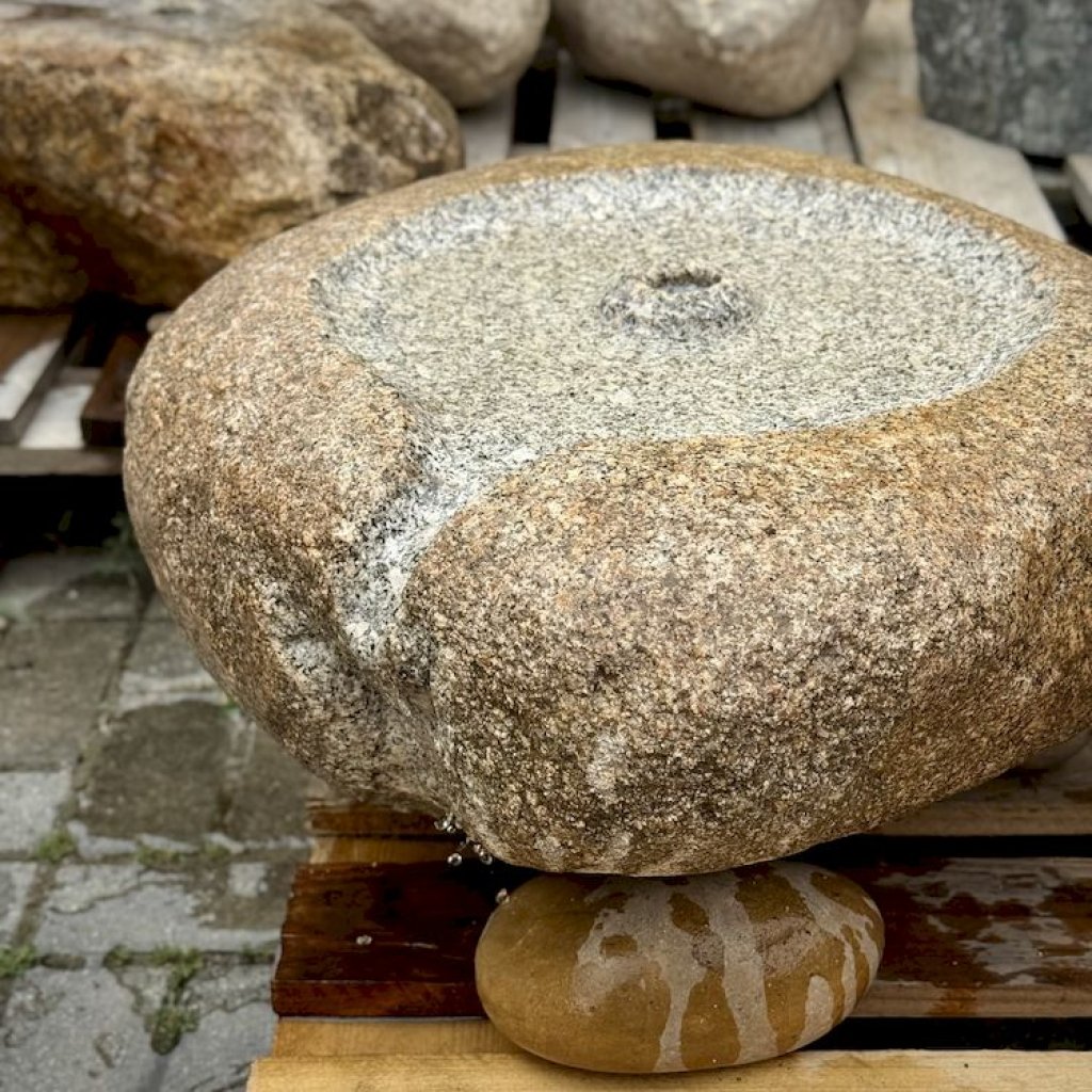 Vodní prvek Bublina z přírodního labského kamene s autorským pítkem od Václav Holase