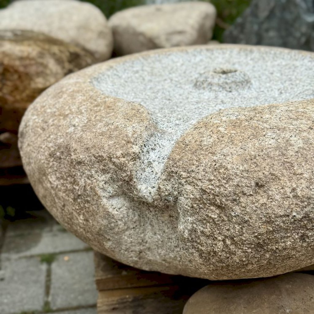 Vodní prvek Bublina z přírodního labského kamene s autorským pítkem od Václav Holase