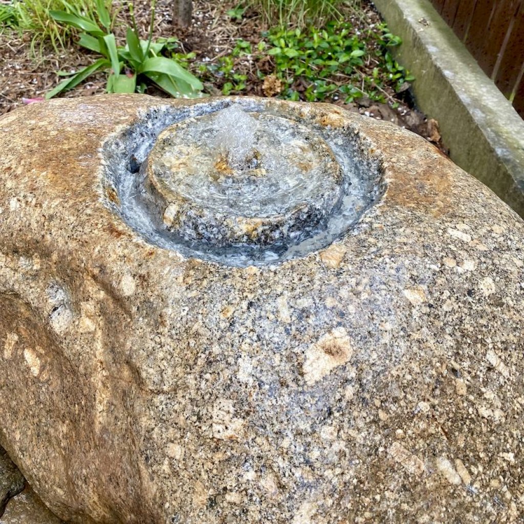 Vodní prvek Kruh s přírodním kamenem z tvorby Václava Holase