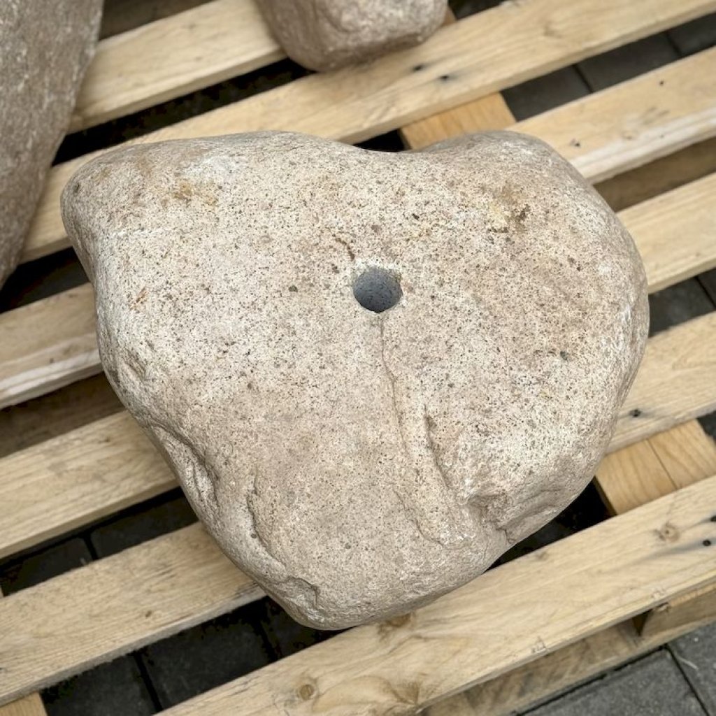 Vodní prvek s kamenem ve tvaru srdce, kompletní fontánové příslušenství