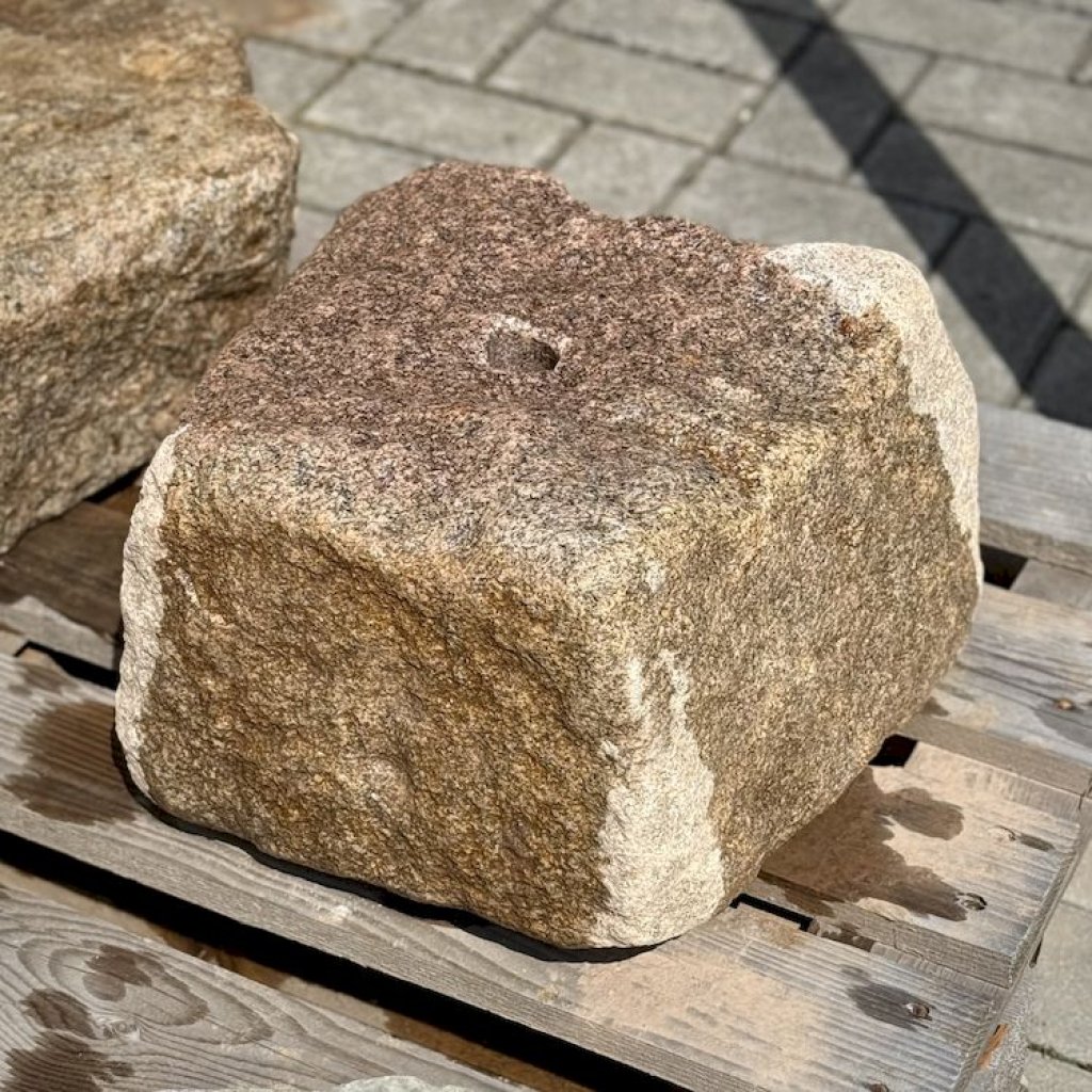 Vodní prvek s přírodním hranatým kamenem a kompletním fontánovým příslušenstvím