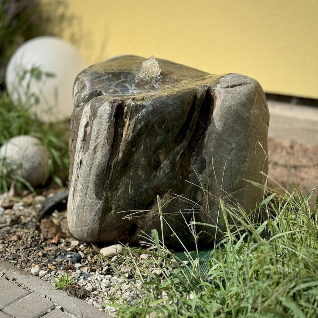 Vodní prvek Vodopád ze solitérního přírodního kamene, kompletní fontánové příslušenství