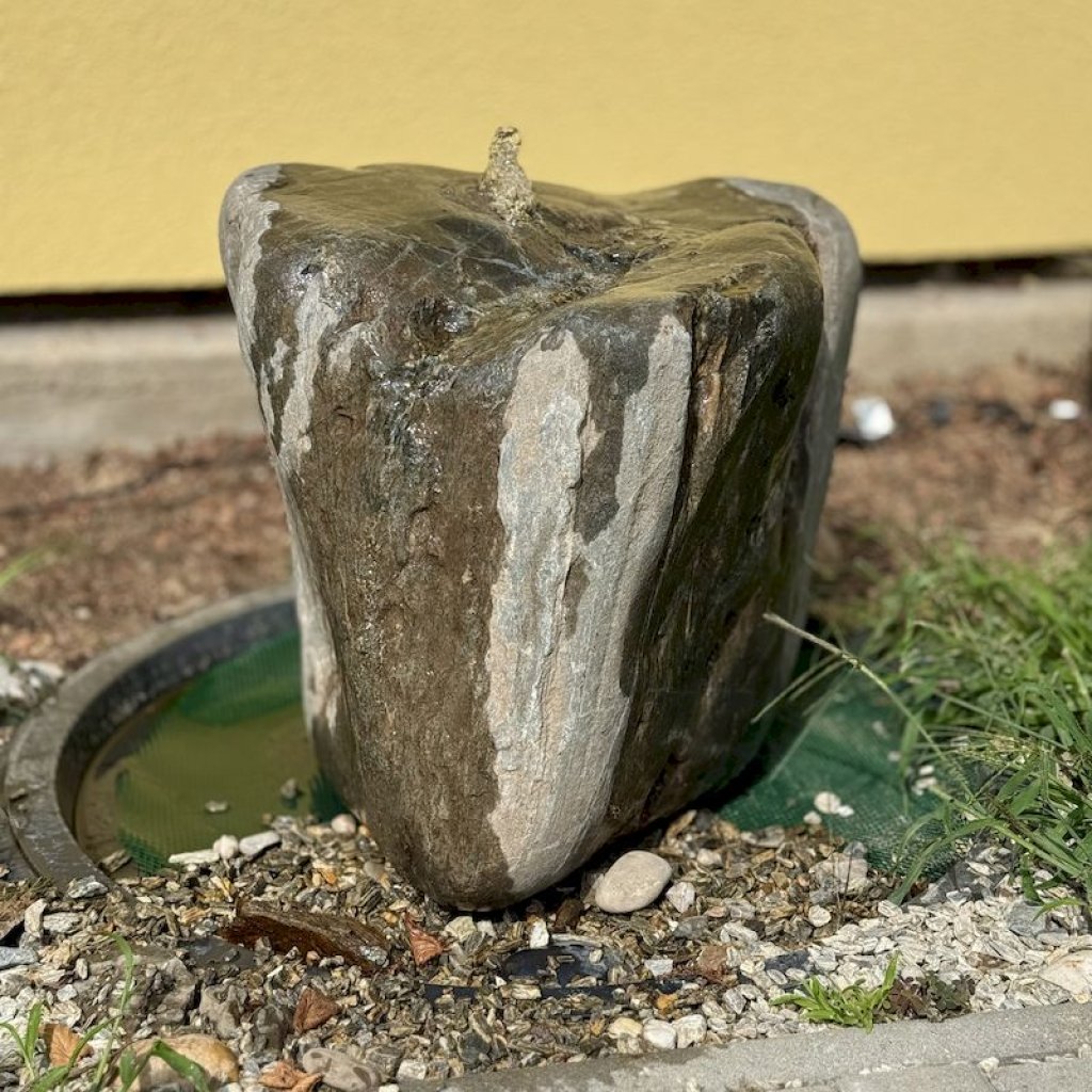 Vodní prvek Vodopád ze solitérního přírodního kamene, kompletní fontánové příslušenství