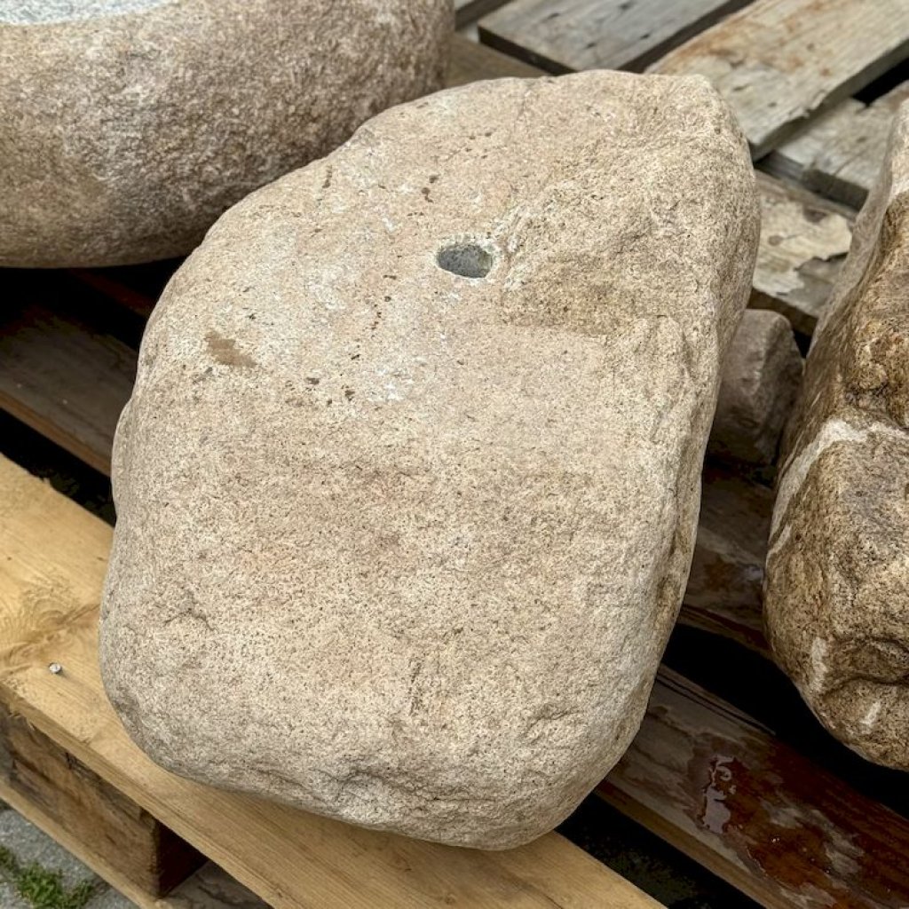 Zahradní fontána z přírodního českého kamene, kompletní fontánové příslušenství