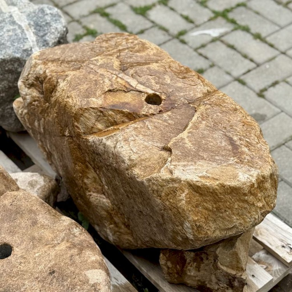 Zahradní fontána z přírodního českého kamene s kompletním fontánovým příslušenstvím