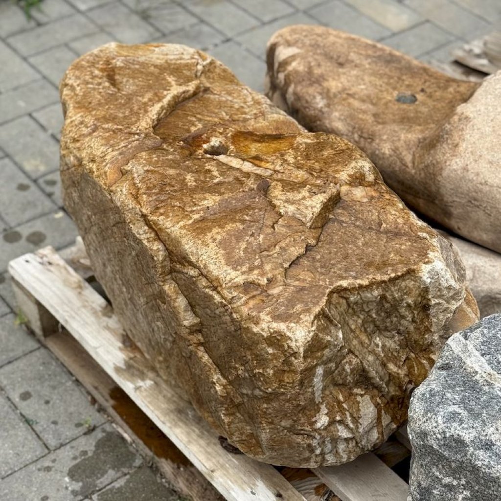 Zahradní fontána z přírodního českého kamene s kompletním fontánovým příslušenstvím