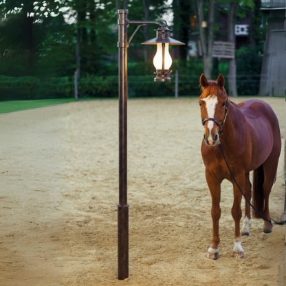 AL6667 Robers venkovní kovaná stojací lampa s imitací petrolejové lucerny