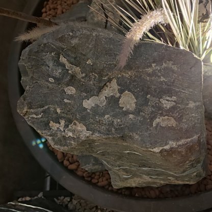Venkovní dekorativní svítidlo z amfibolitu, Dekorativní kámen