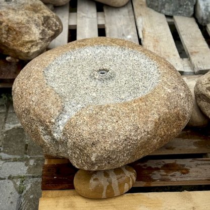 Vodní prvek Bublina z přírodního labského kamene s autorským pítkem od Václav Holase