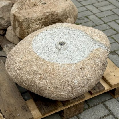 Vodní prvek Bublina z přírodního labského kamene s autorským pítkem od Václav Holase