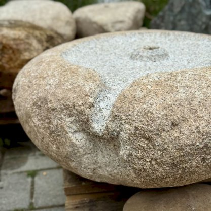 Vodní prvek Bublina z přírodního labského kamene s autorským pítkem od Václav Holase